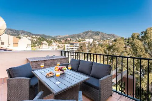Mountain Views, Pool & Rooftop, Cozy 2BR for 6
