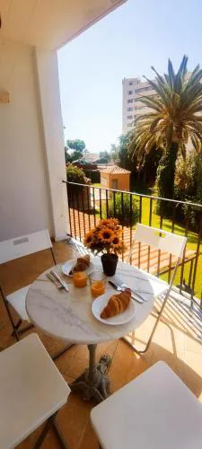 Relájate cerca del mar, con vistas a las termas romanas