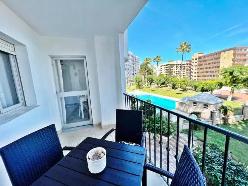 Stylish & sunny beach apartment with pool
