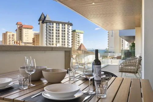 ViVi Homes - Jade Beautiful Apartment with Spa, Pool and Cinema 200 meters from the beach