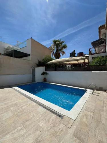 Alquibla relax y armonía con piscina junto a restaurantes y supermercados