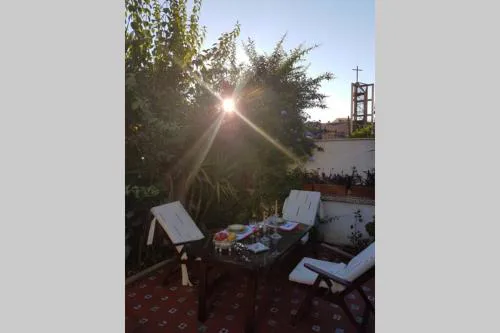 Casa en GRANADA con hermoso jardín, parking calle