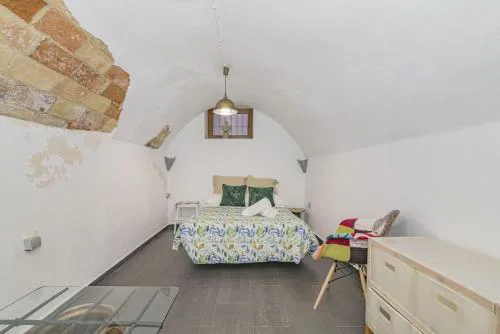 LA CUEVA DE H y M