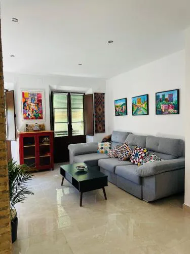 Spacious 3-bedroom family apartment in the historic center, Albaicín