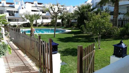 Estupendo piso con piscina, padel, tenis y golf