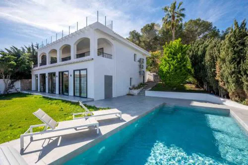 Luxury 4 bed villa with pool and views