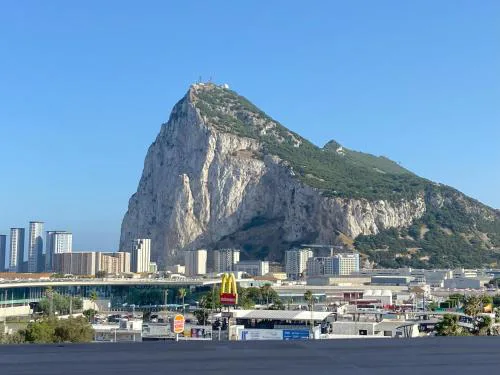 THE ROCK VIEWS APARTMENTS 1 min walking to Gibraltar
