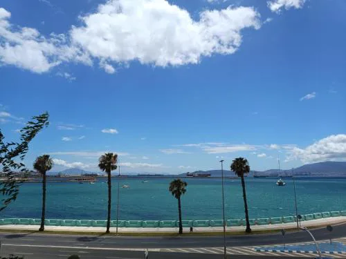 Vistas a 3 Países y 2 Continentes - 1ª Linea de Playa - 5 min Gibraltar - E-Scooter Gratis