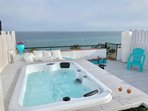 Beachfront Penthouse - Heated Jacuzzi, BBQ & Bikes