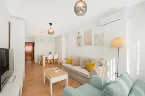 Bright & Spacious Apartment Near the Beach
