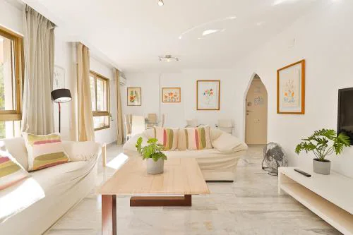 C09 Roomy Luminous 5 Bedroom in Town