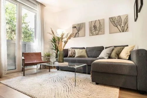 Calm apartment with private patio by REMS