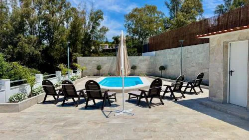 Casa rural de diseño con piscina y barbacoa