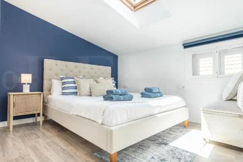 Coastal attic in the heart of Málaga by REMS