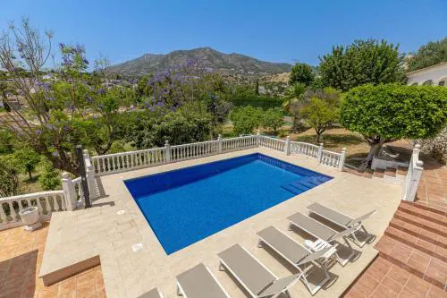 Luxury villa with tennis & pool