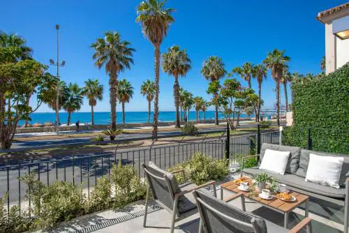 Malagueta Beach Front Luxury Apartment by Rent Me