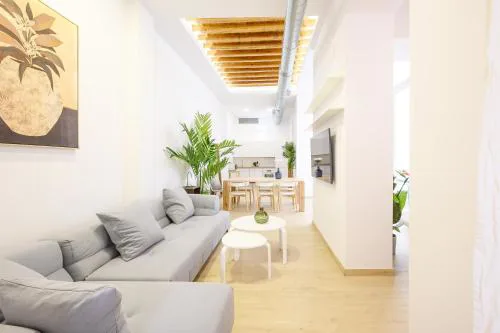 Modern 3 bedroom, city center with patio & high ceilings by 10ToSea