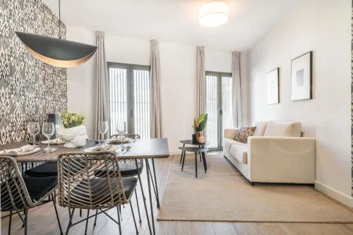 Modern apartment with private terrace by REMS