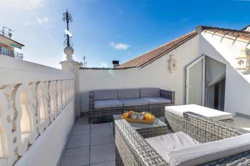 NT Luxury Central Duplex with Terrace & Parking