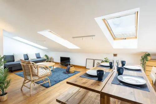 Penthouse in St Montaño, historic centre, WiFi.