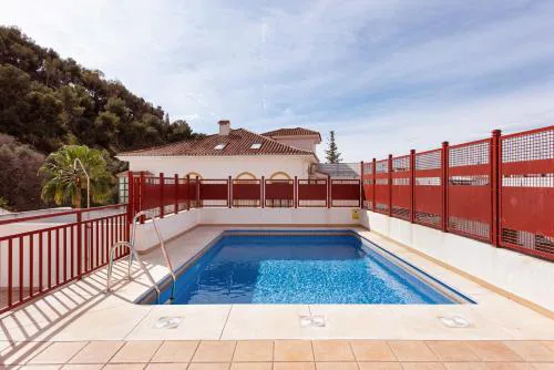 Piscina, patio privado y aparcamiento