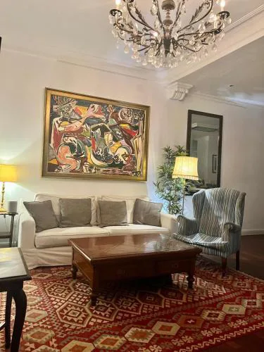 Small stylish room with comfortable queen-size bed in very large, beautifully decorated shared flat in the historic centre of Malaga