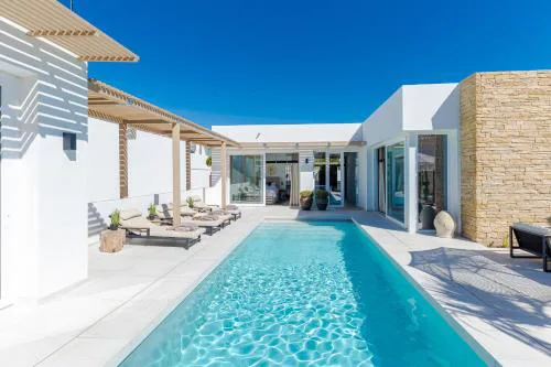 Unique & Luxurious Villa With Heated Pool, Gym & C