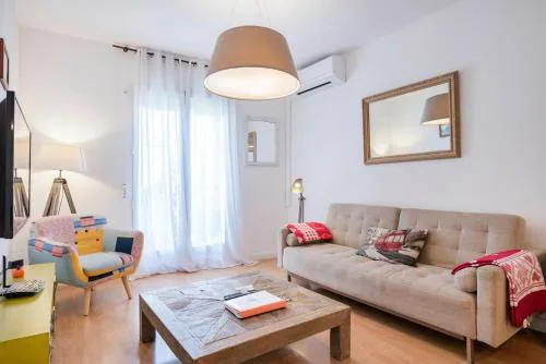 UrbanChicMalaga 3 Bedroom Spacious Quiet Historic Malaga Apt