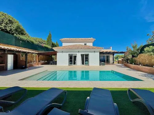 Vista Verde heated pool, BBQ, parking, ping-pong