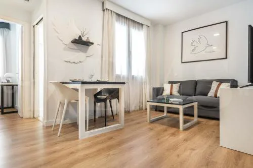 White & Black Suite Picasso-Inspired REMS