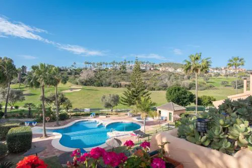 1 Penthouse golf & pool view in Duquesa Manilva