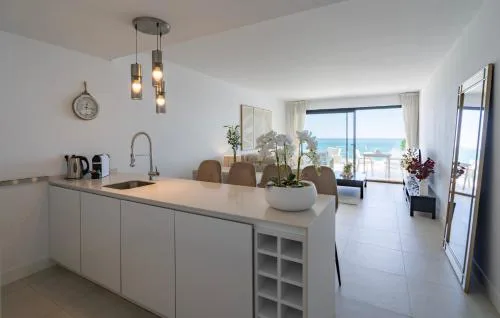 Modern 2 Bedroom Apartment with Panoramic Sea Views