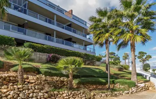 Spacious 3-Bedroom Garden Apartment and Indoor Community Pool