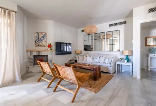 Apartamento con piscina. Los Naranjos de Marbella