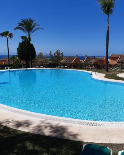 Apartmento familiar con piscina con vista al mar