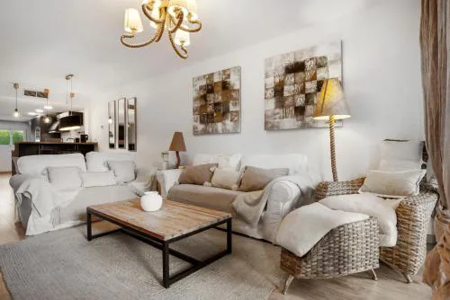 Beautiful Apartment with pool & parking