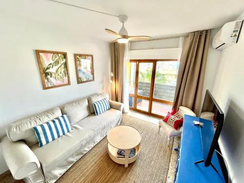 Bright, central, close to the sea, parking and WiFi