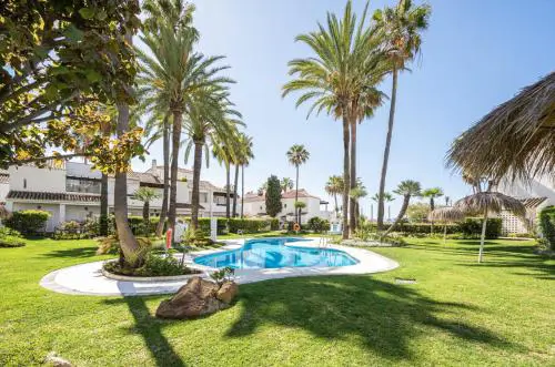 Bright Chalet with Swimming Pool and Close to Sea
