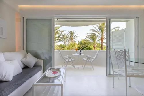 Bright Studio Pool Walk to Beach - Playa Real - Pass the Keys