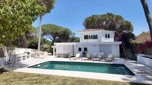Casa Bahari near the beach with pool, BBQ, and lounge