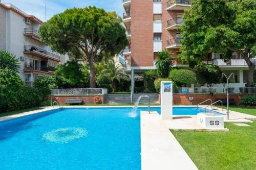 Central Apartment Steps from the Beach with Pool & Parking