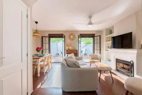 Charming House 2BR with Patio, Pool and Parking