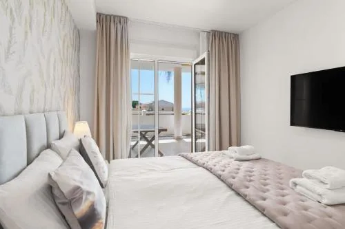Domillion 2bdr 2bath apt Lomas33 Cabopino Golf