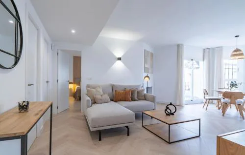 Elegant Penthouse with Private Rooftop Sun Deck in Los Naranjos, Marbella