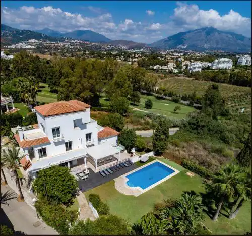 Elegant Villa Retreat with Lush Gardens