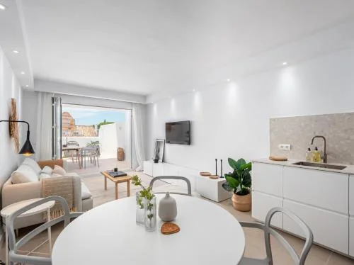FRESH Renovated 2 bed Apt in best location RDR236