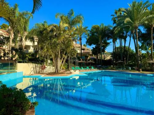 Golf Gardens Elegant 2 Bedroom with Tropical Garden Views Walk to Beach
