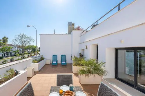 Great 3 Bedroom Apartment with Terrace in Golden Mile
