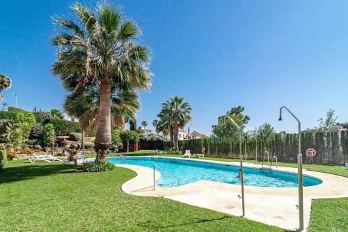 Great location 2 pools at Aloha Royal RDR385