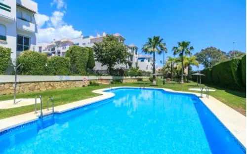 Junto Puerto Banus playa Piscinas y wifi